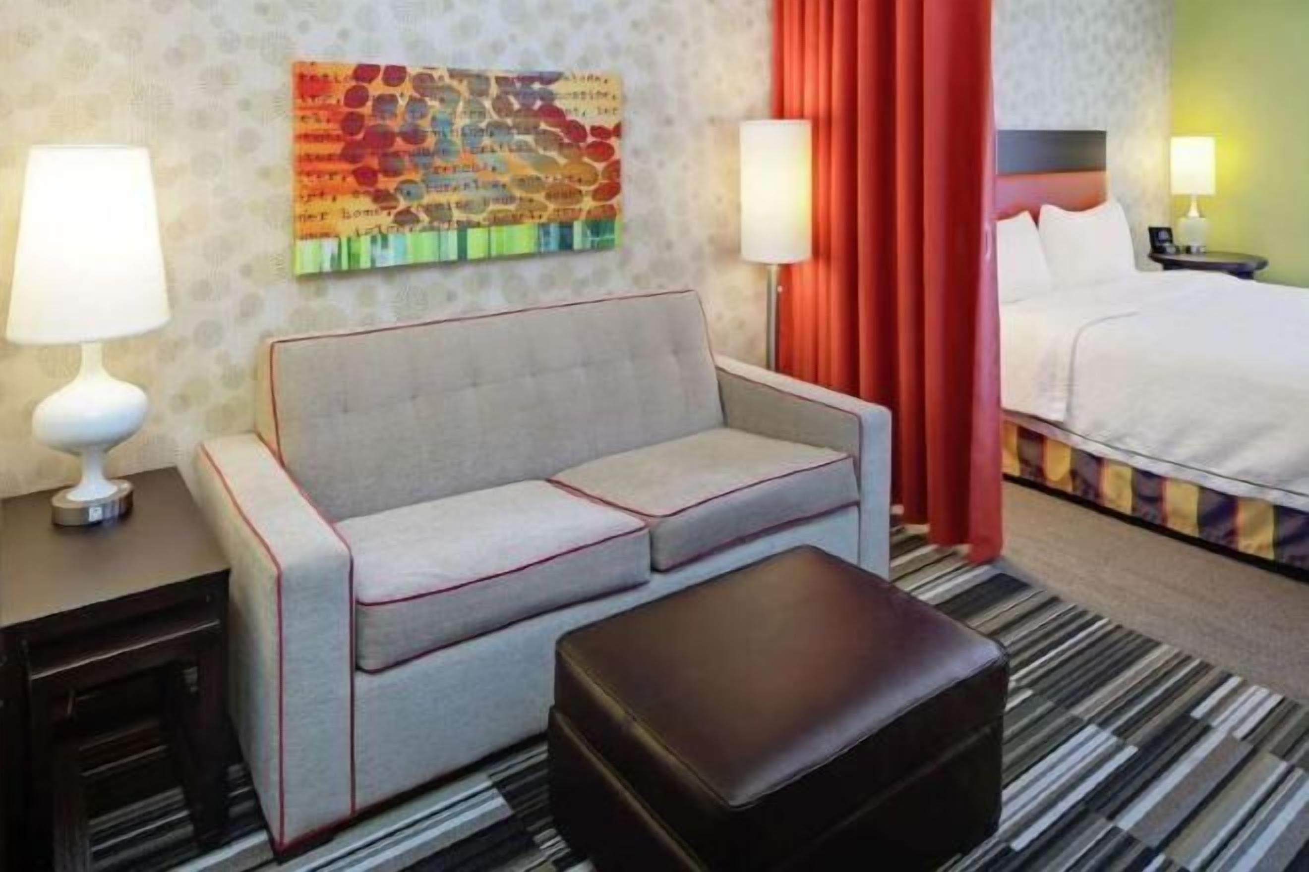 เตียงพร้อมฟูกเสริมที่นอน, โต๊ะทำงาน, ผ้าม่านกันแสง