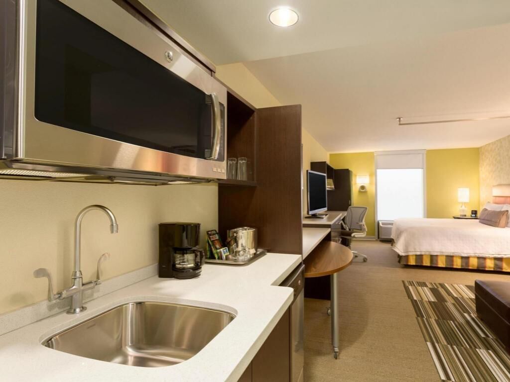 Camas com colchões pillow-top, escrivaninha, cortinas blackout