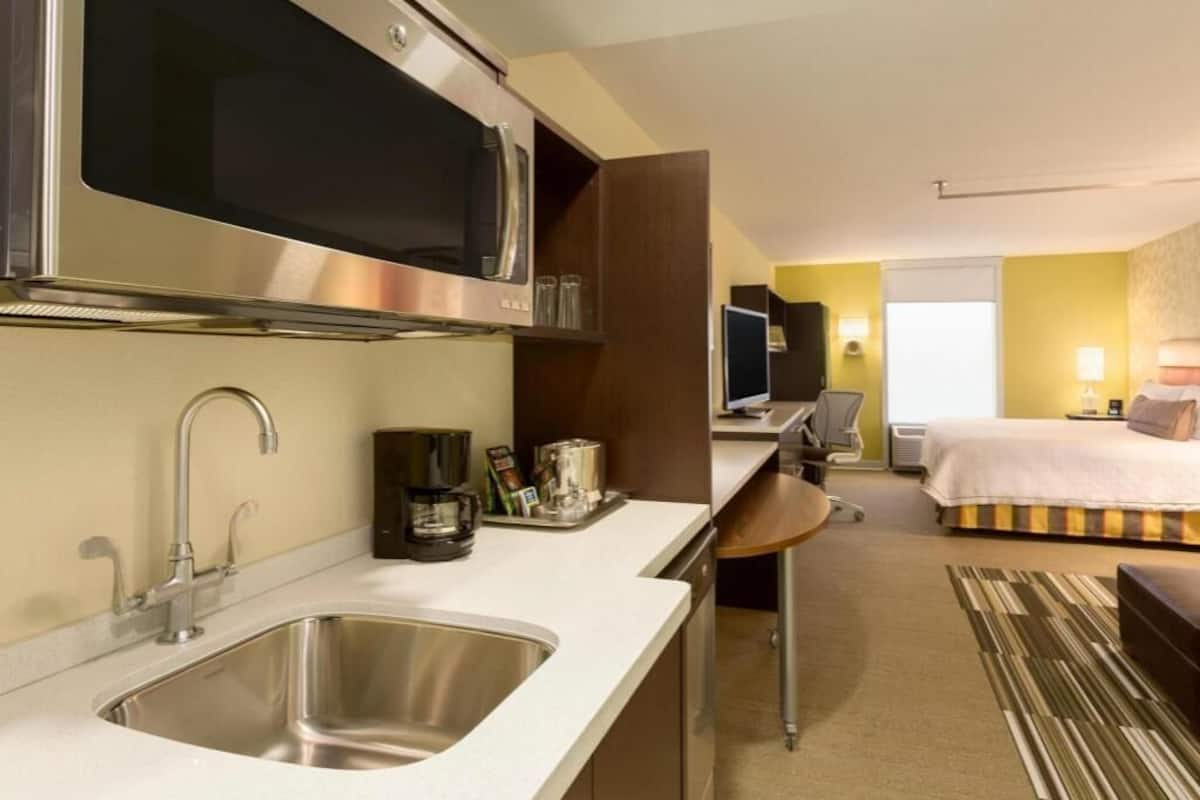 Pillowtop beds, desk, blackout drapes, free cribs/infant beds