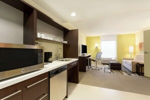 Studio, 1 King Bed, Accessible