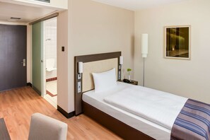 Minibar, in-room safe, desk, blackout drapes - IntercityHotel Ingolstadt (Ingolstadt)