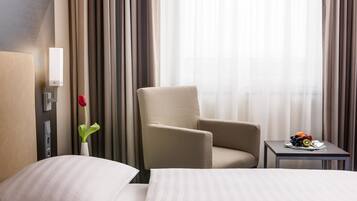 Minibar, caja fuerte, escritorio y cortinas opacas