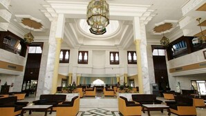 A spacious lobby with marble flooring, a grand chandelier, and multiple seating areas. - Joya Paradise (Djerba Midun)