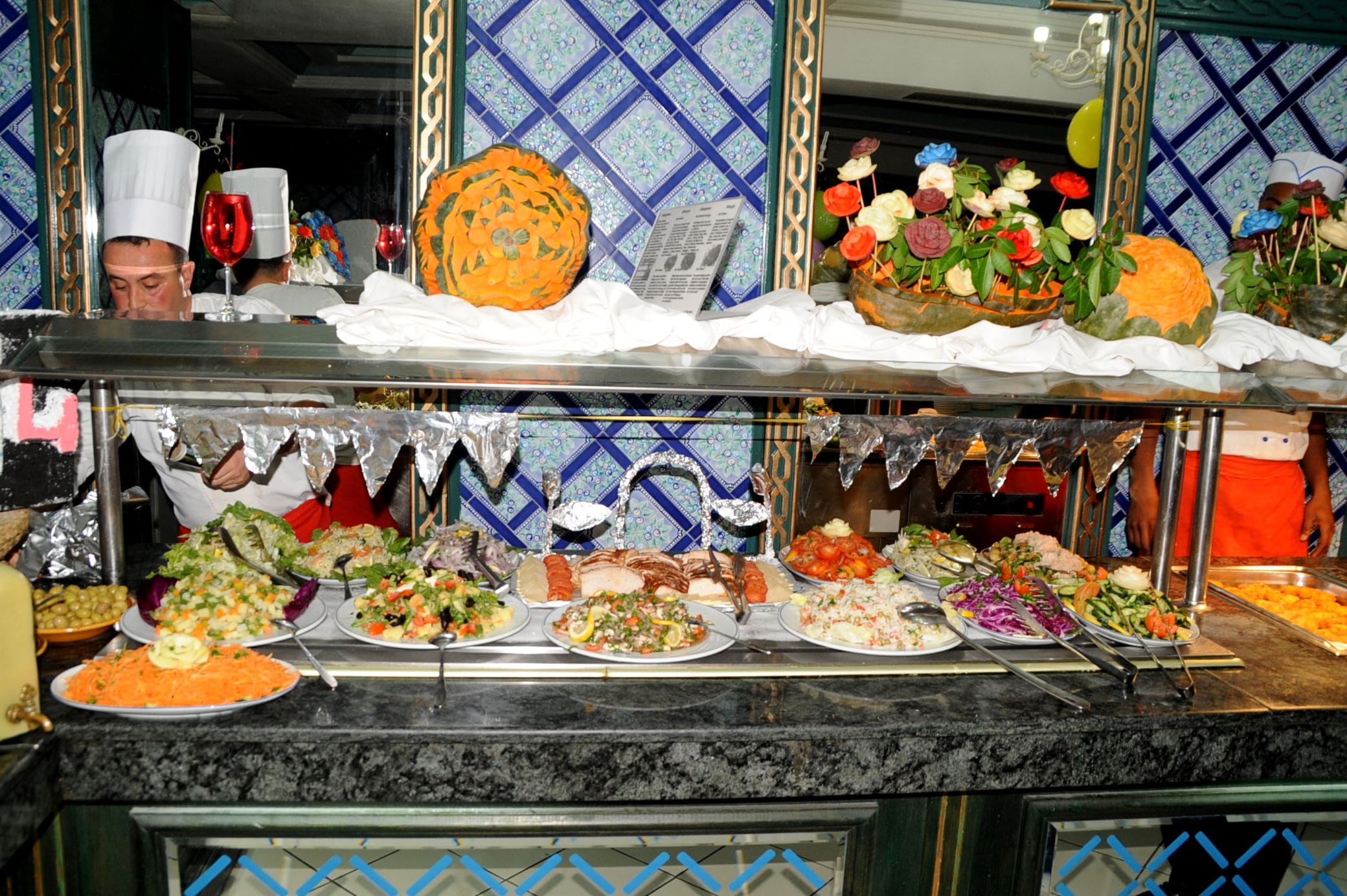 Ein Buffet mit verschiedenen Speisen und einer dekorativen Tischdekoration.