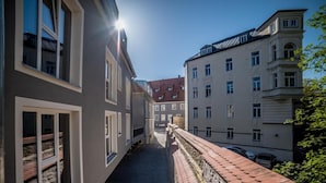 A narrow alleyway between buildings with a clear sky and sunlight. - Hotel Jakob Regensburg DownTown, BW Signature Collection (Regensburg)