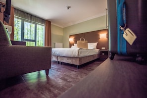 Quarto empresarial | Roupas de cama premium, cofres nos quartos, escrivaninha