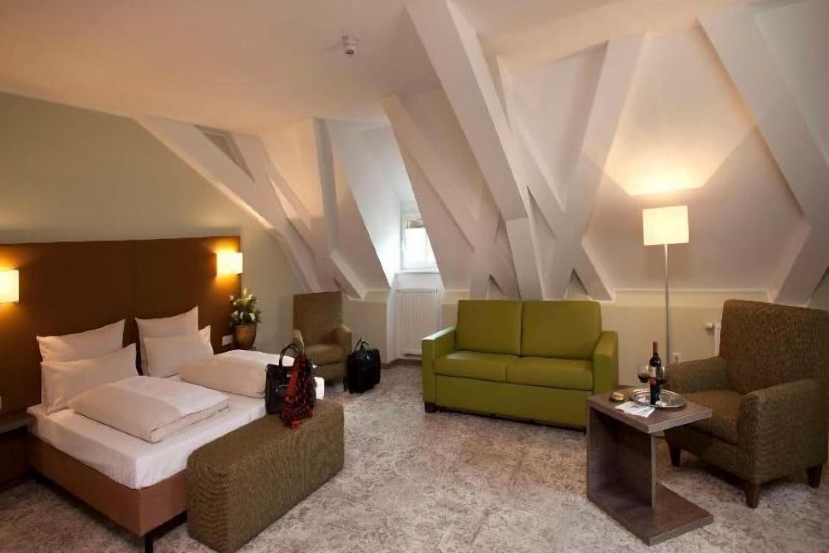 Ropa de cama de alta calidad, caja fuerte, escritorio