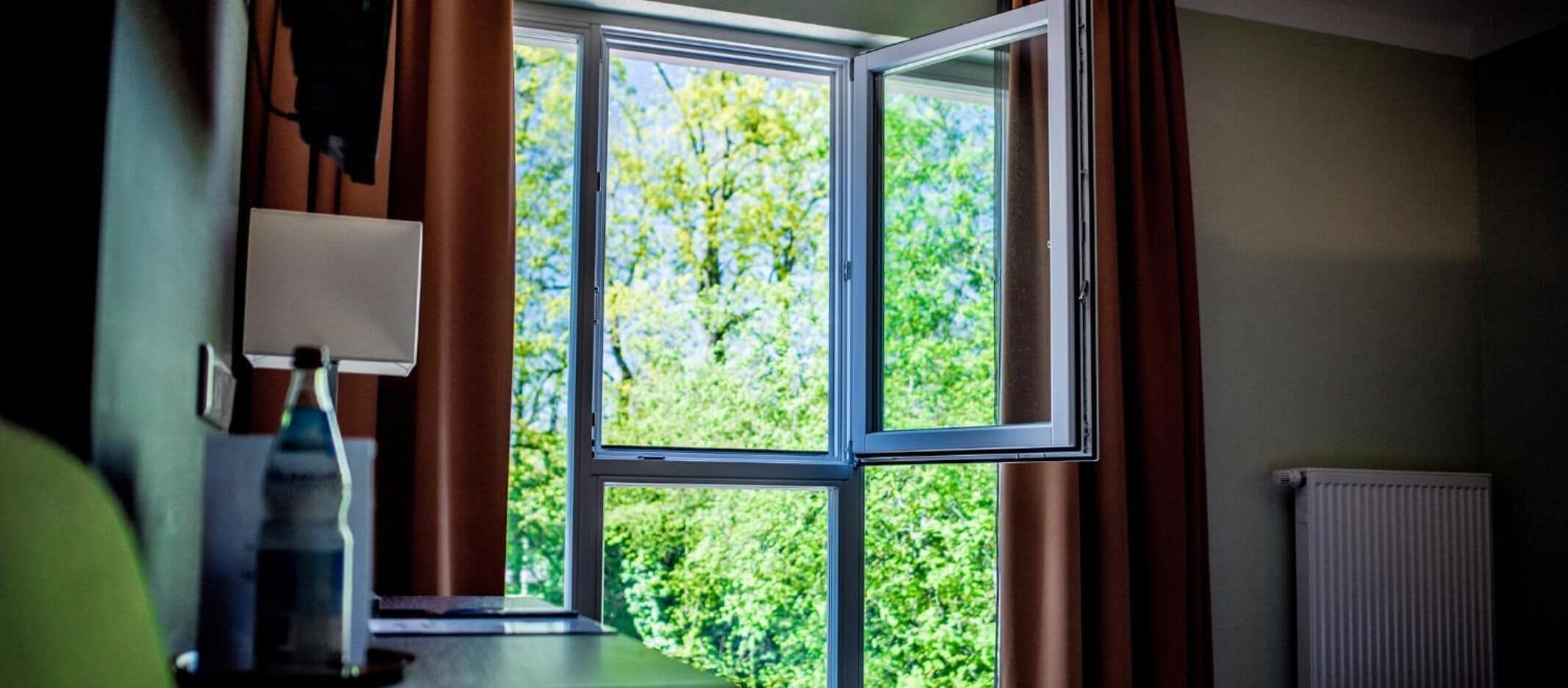 Hochwertige Bettwaren, Zimmersafe, Schreibtisch, schallisolierte Zimmer