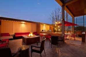 An outdoor patio area with a fire pit, seating, and a bar area. - Homewood Suites by Hilton Queretaro, Mexico (Querétaro)