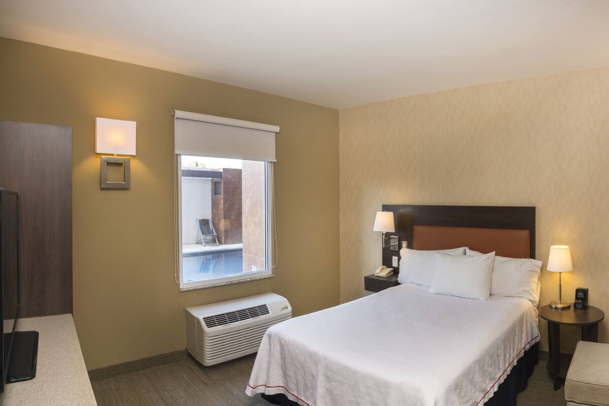 Suite, 1 Queen Bed, Accessible, Non Smoking (Roll In Shower) | In-room safe, desk, laptop workspace, blackout drapes