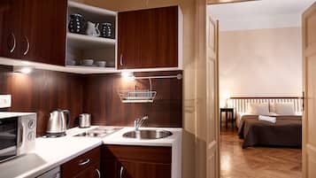 Departamento superior, 2 habitaciones | Cocina privada | Refrigerador, tetera eléctrica y periquera