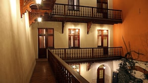 Ein mehrstöckiges Gebäude mit hölzernen Balkonen und einer Treppe.