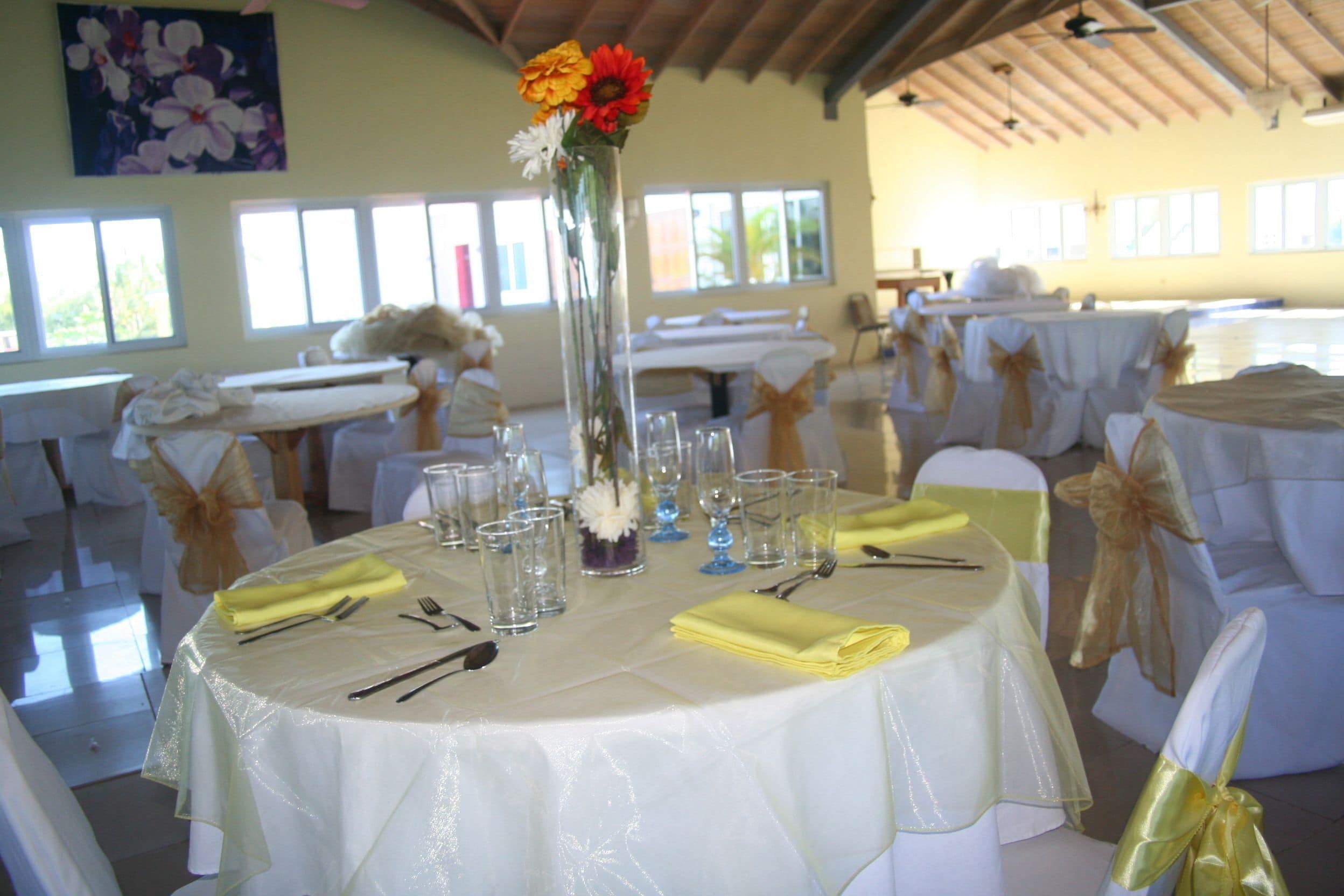 Frokost serveres, lokale og internasjonale retter, utsikt mot stranden 