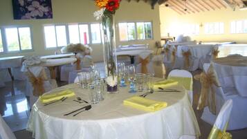 Frokost serveres, lokale og internasjonale retter, utsikt mot stranden