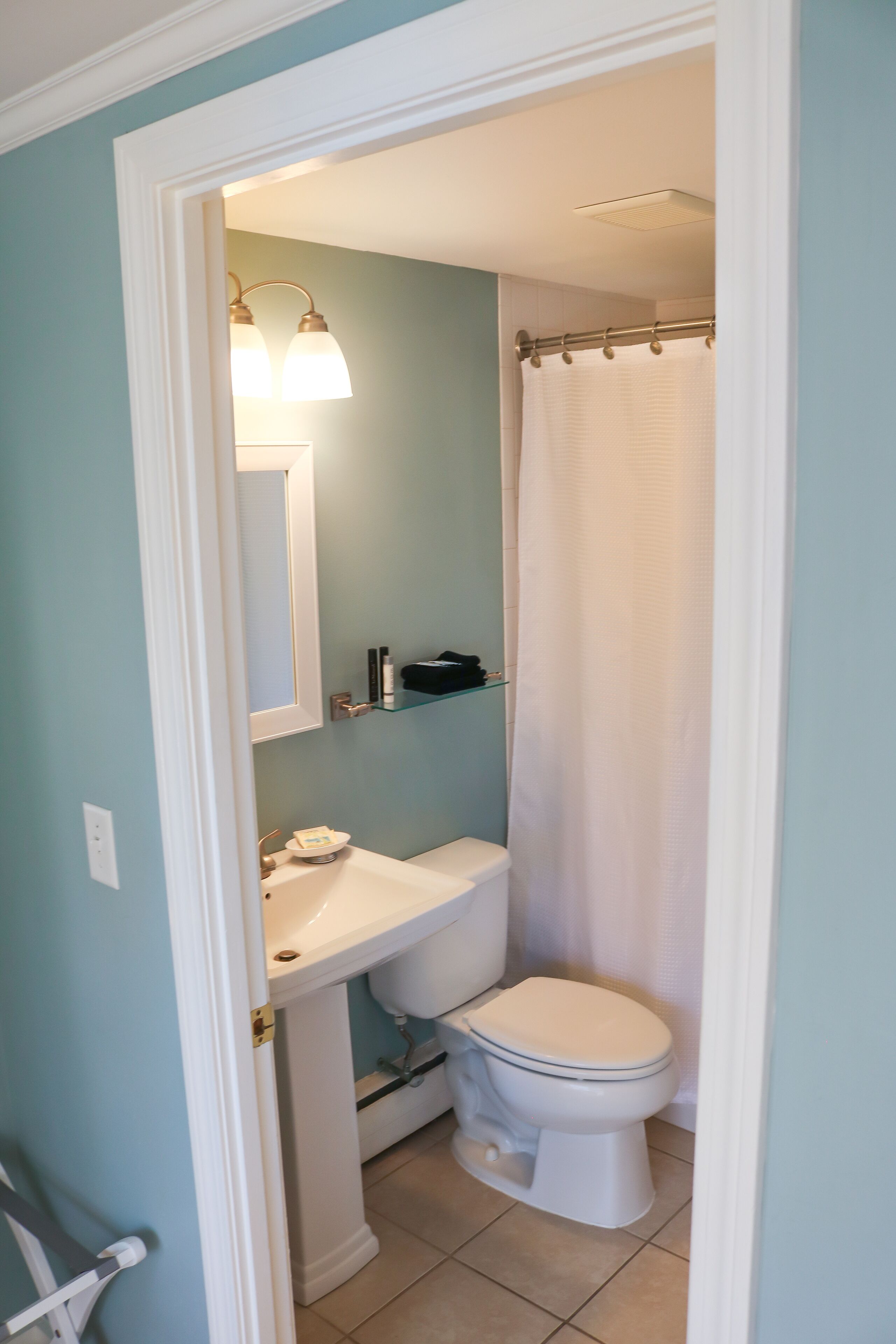 deluxe room, 1 king bed | bathroom | combined shower/bathtub, free toiletries, hair dryer, towels