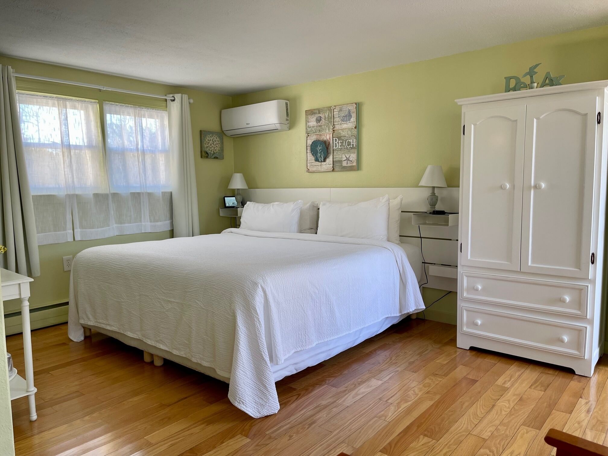 Deluxe Room, 1 King Bed | Premium bedding, down comforters, minibar, iron/ironing board