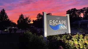 Escape Inn -hotellin kyltti, jossa on osoite 1237.
