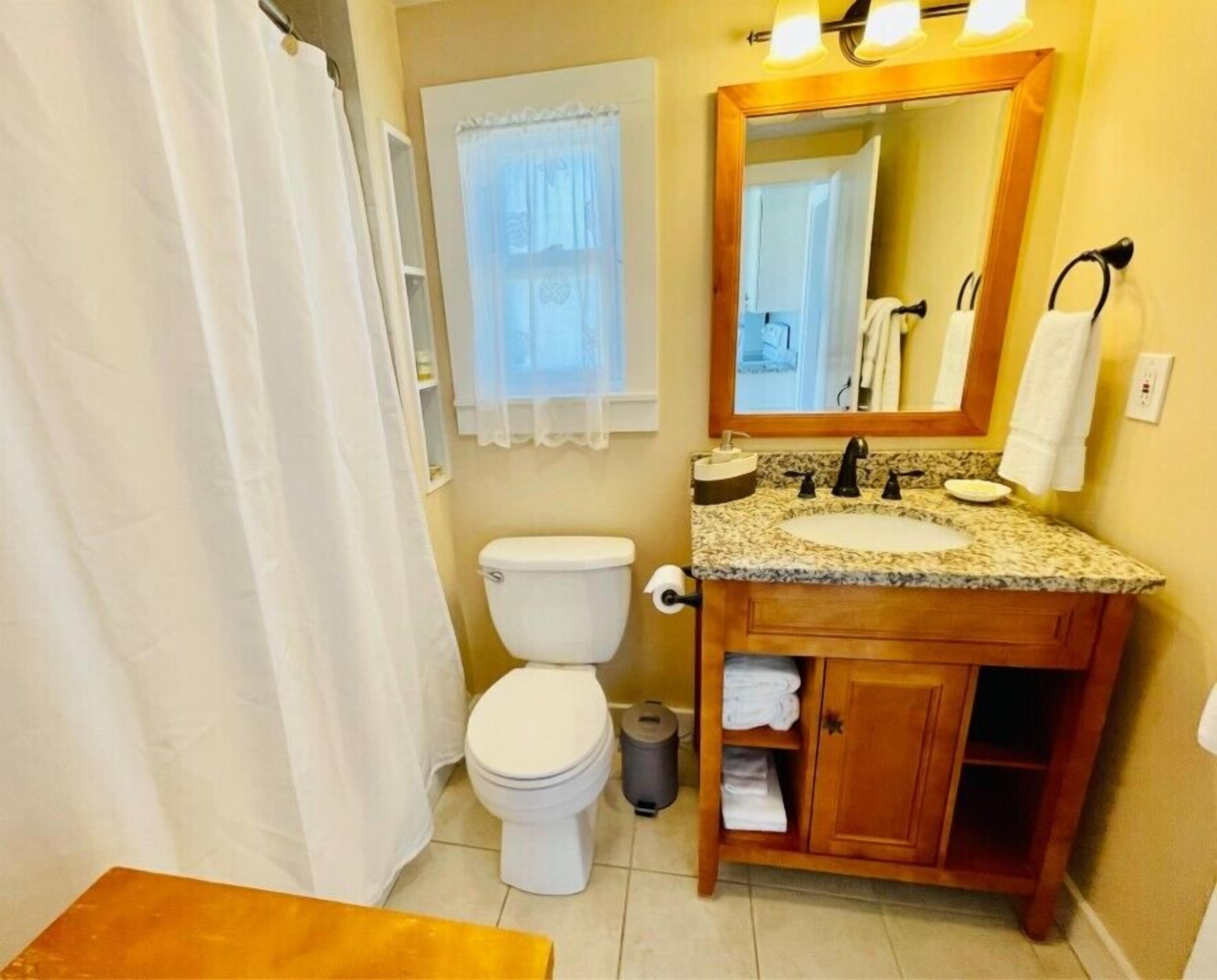 classic cottage, 2 bedrooms, garden view | bathroom | combined shower/bathtub, free toiletries, hair dryer, towels