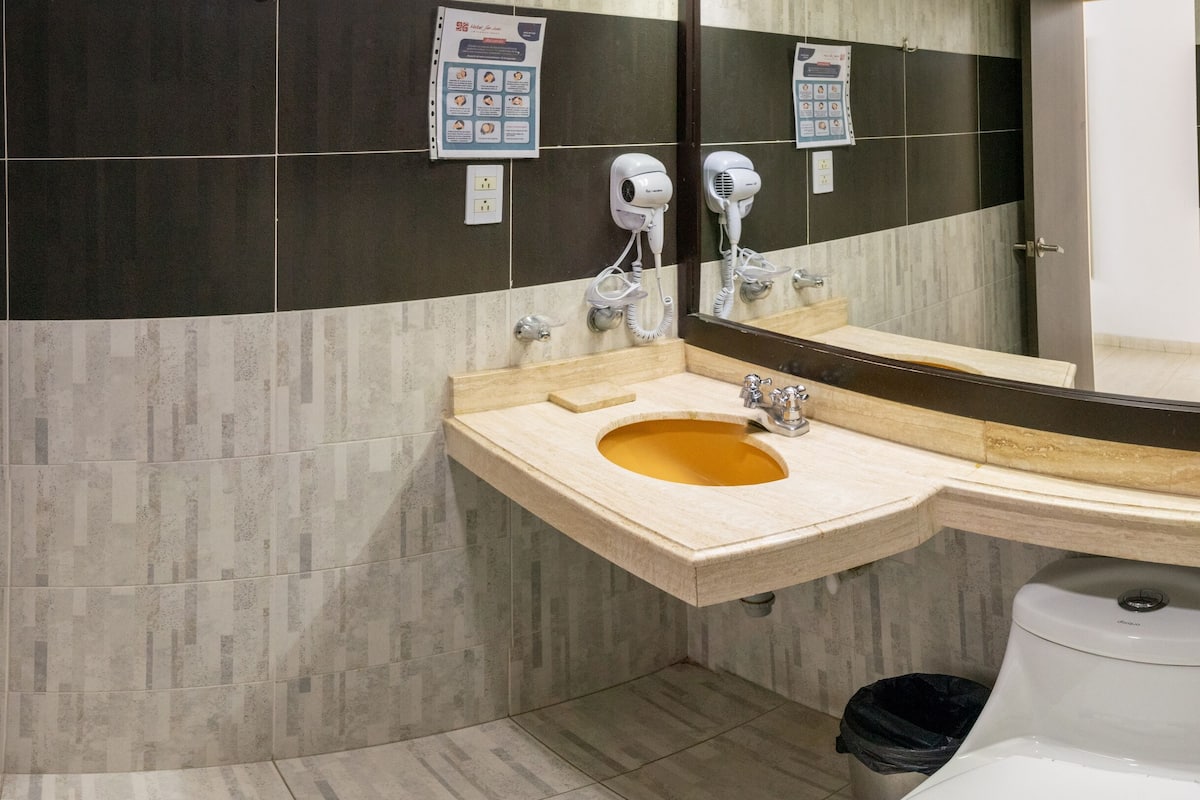 standard double room | bathroom | free toiletries, hair dryer, towels