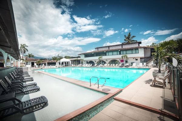 Piscine extérieure, chaises longues
