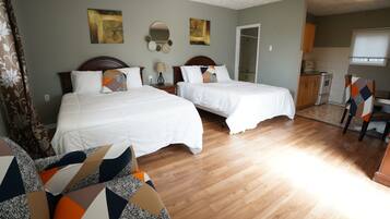 Deluxe Studio, 2 Queen Beds, Kitchenette (Full Kitchen)