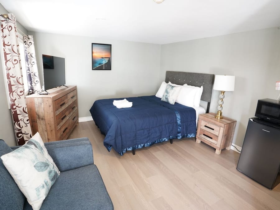 Economy Room, 1 King Bed | Bathroom sink