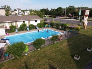 시즌별로 운영되는 야외 수영장, 수영장 파라솔