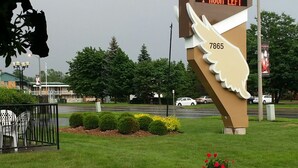 A Falcon Inn sign with a message indicating one room left. - Falcon Inn (Niagara Falls)