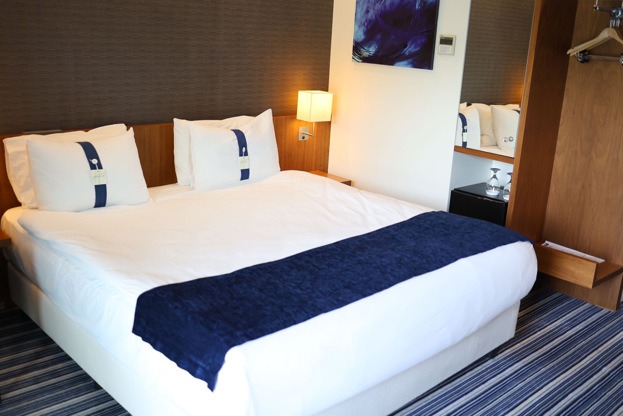 standard room, 1 queen bed with sofa bed (free breakfast) | minibar, in-room safe, desk, soundproofing