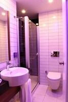 Habitación estándar, 1 cama doble (Free Breakfast) | Baño | Ducha, artículos de higiene personal gratuitos y secador de pelo