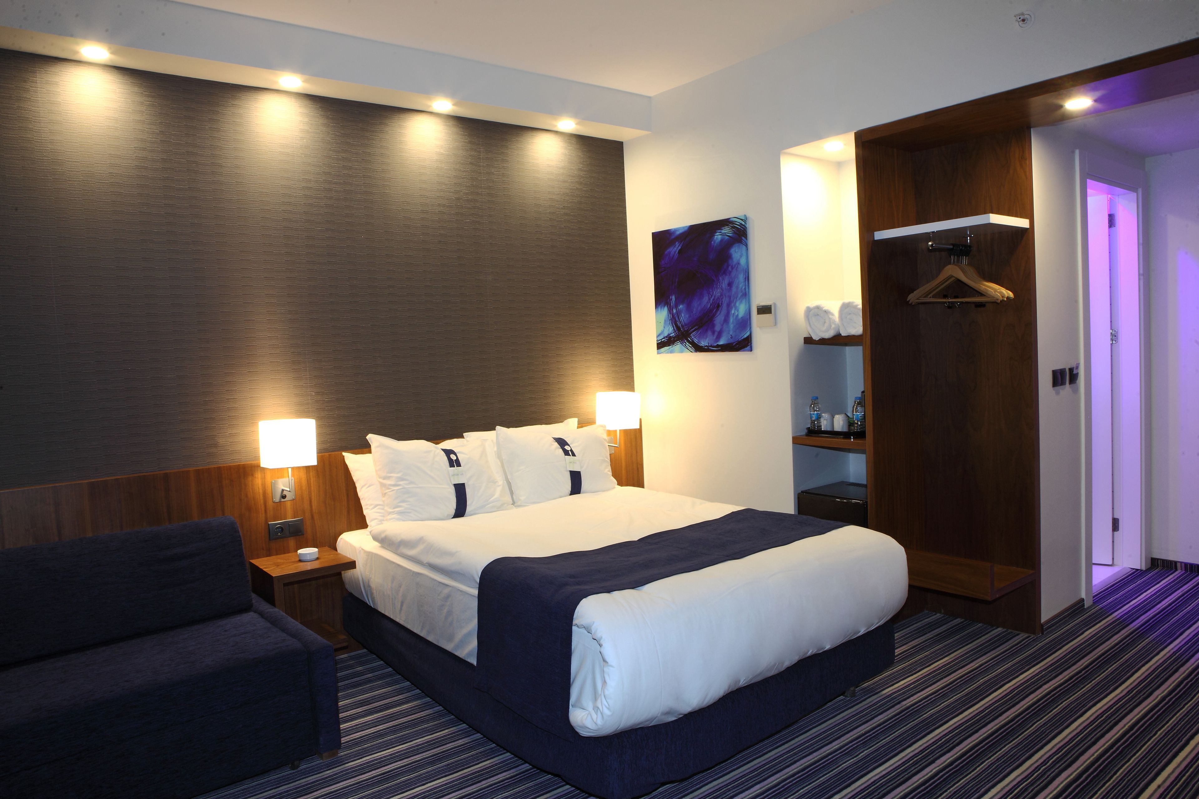 standard room (free breakfast) | minibar, in-room safe, desk, soundproofing