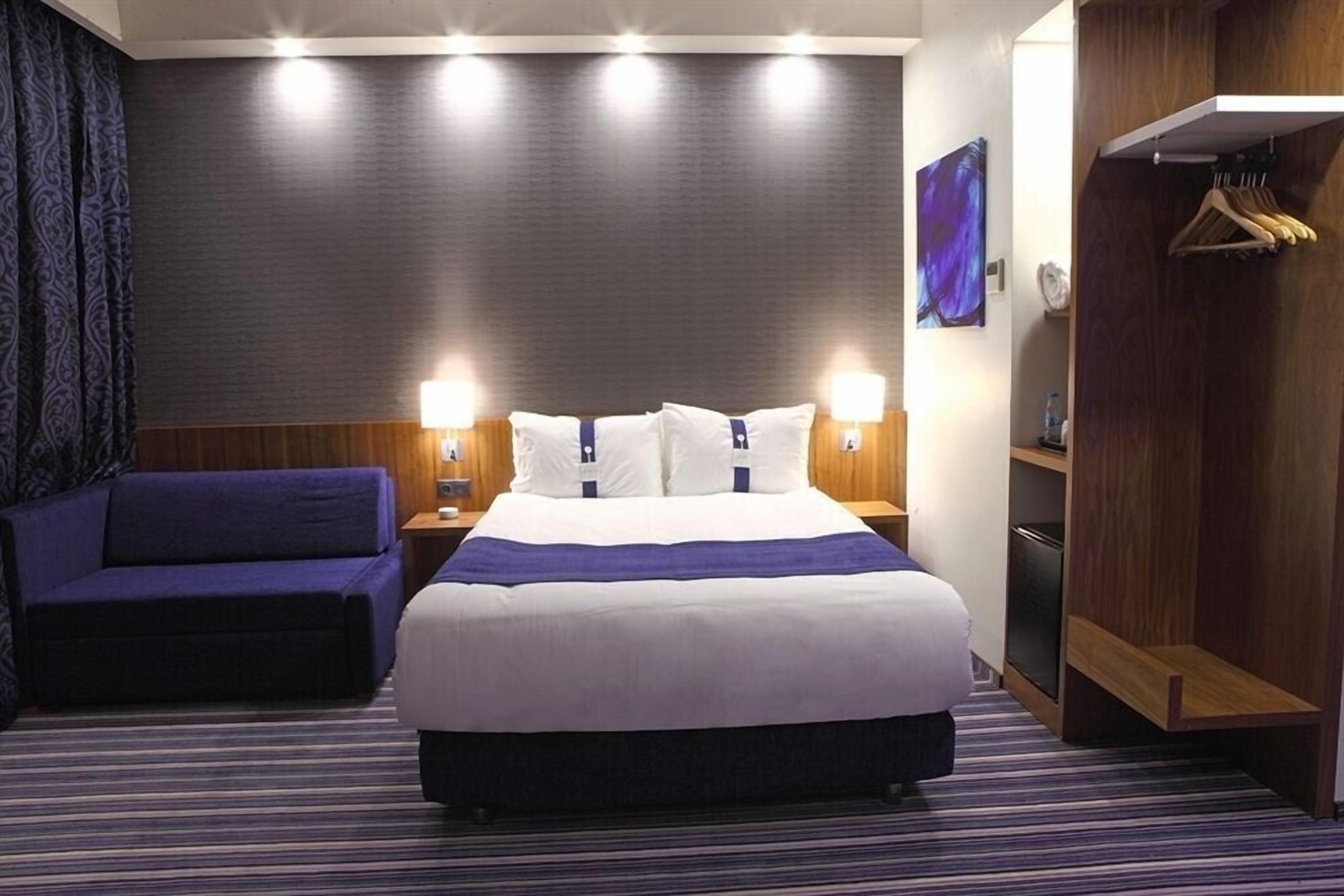 standard room, 1 double bed (free breakfast) | minibar, in-room safe, desk, soundproofing