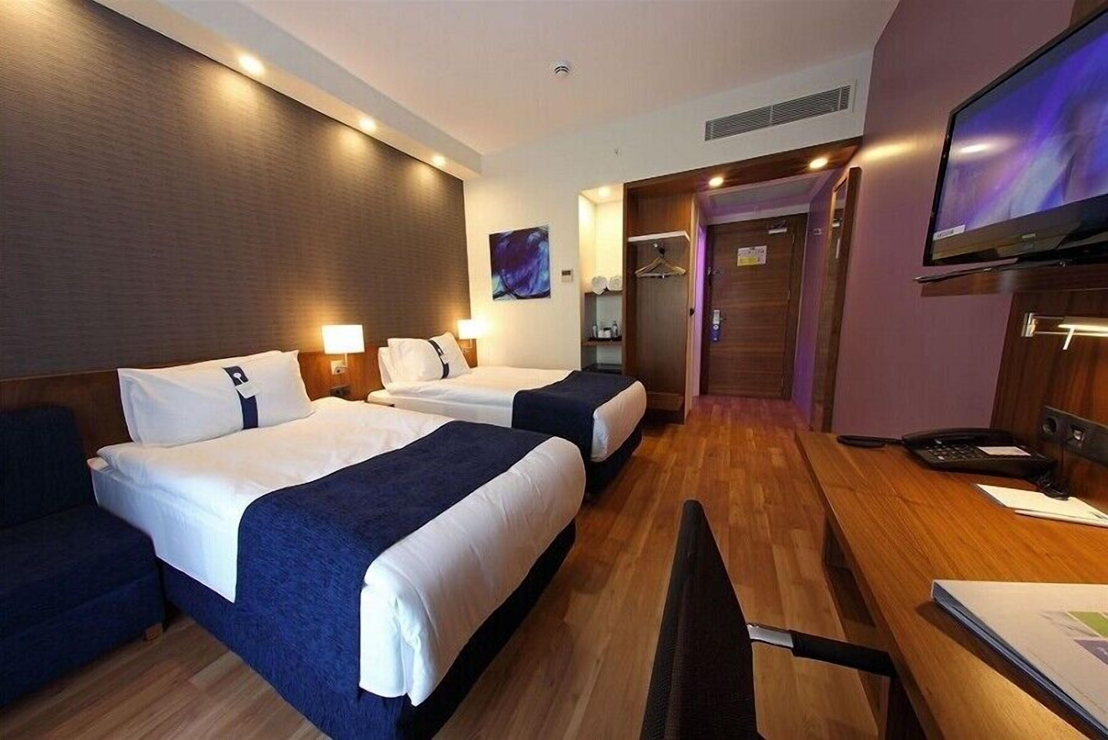 standard room, 2 single beds (free breakfast) | minibar, in-room safe, desk, soundproofing