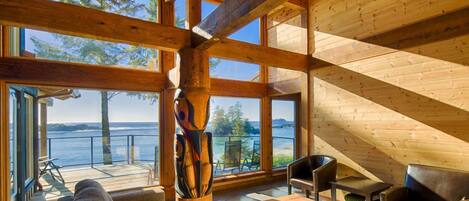 Chalet, 2 Bedrooms, Beachfront | Ruang tamu | Pendiangan