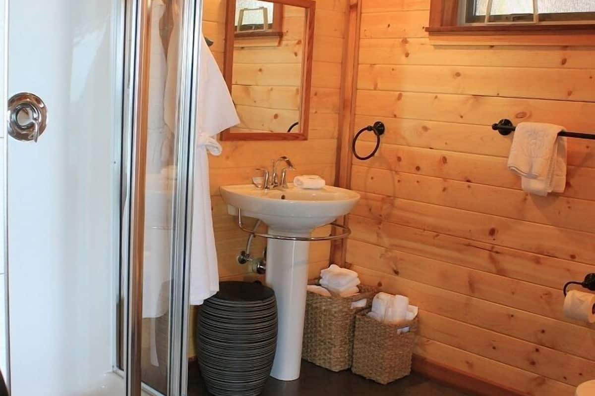 chalet, 2 bedrooms, beachfront | bathroom | towels