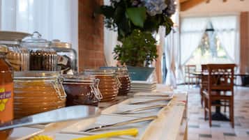Daily cooked-to-order breakfast (EUR 10.00 per person)