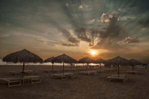 Privatstrand in der Nähe, Liegestühle, Sonnenschirme, Strandbar