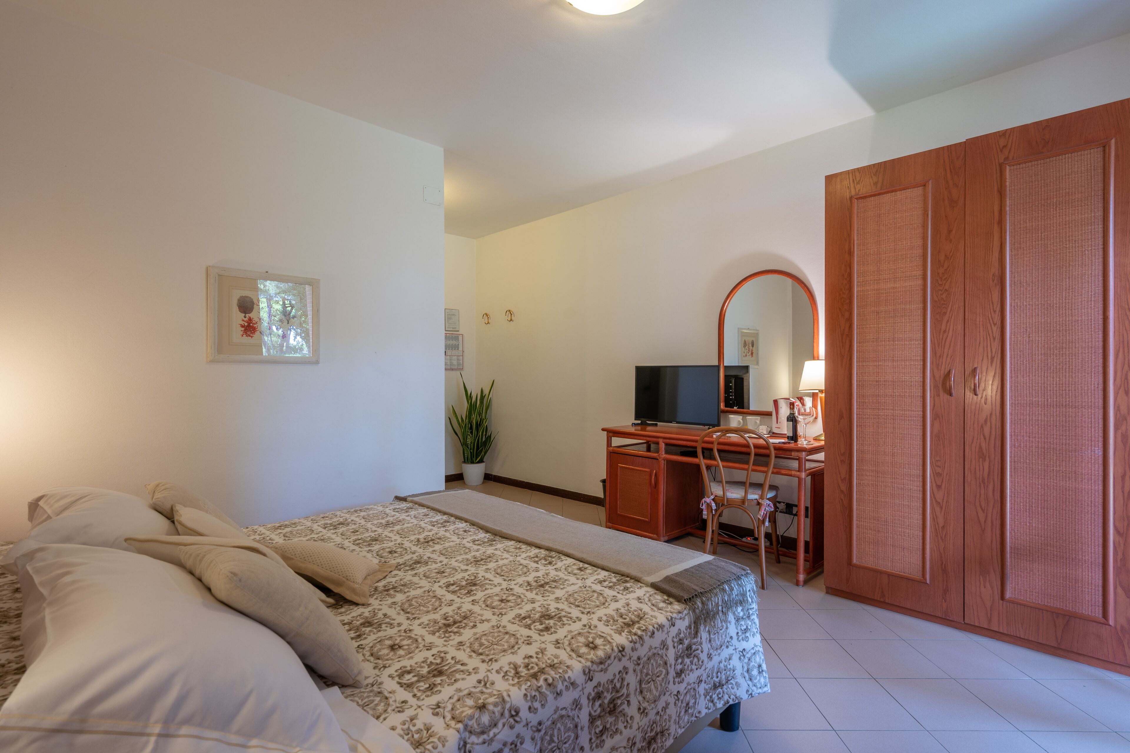 premium bedding, desk, free cots/infant beds, free wifi