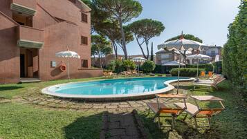 Außenpool, Sonnenschirme, Liegestühle