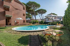 Piscine extérieure, parasols de plage, chaises longues