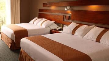 Escritorio, tabla de planchar con plancha, wifi gratis y ropa de cama