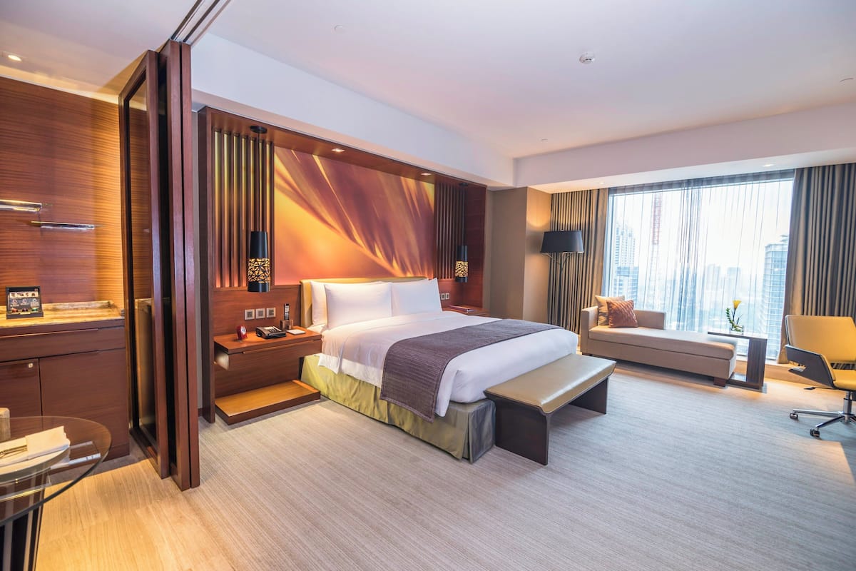 Premier Room | Minibar, in-room safe, desk, laptop workspace