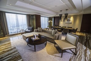 Minibar, in-room safe, individually decorated, individually furnished - Marco Polo Ortigas Manila (Pasig)