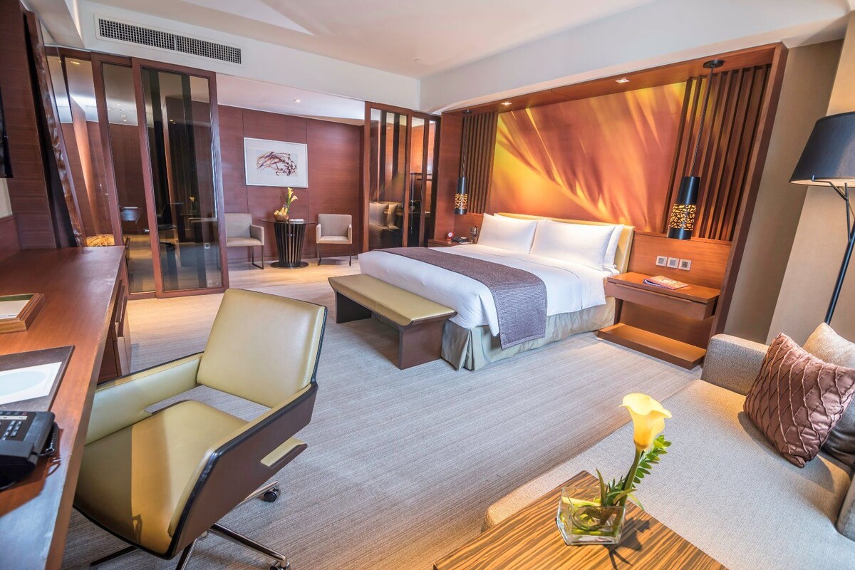 Minibar, in-room safe, desk, laptop workspace