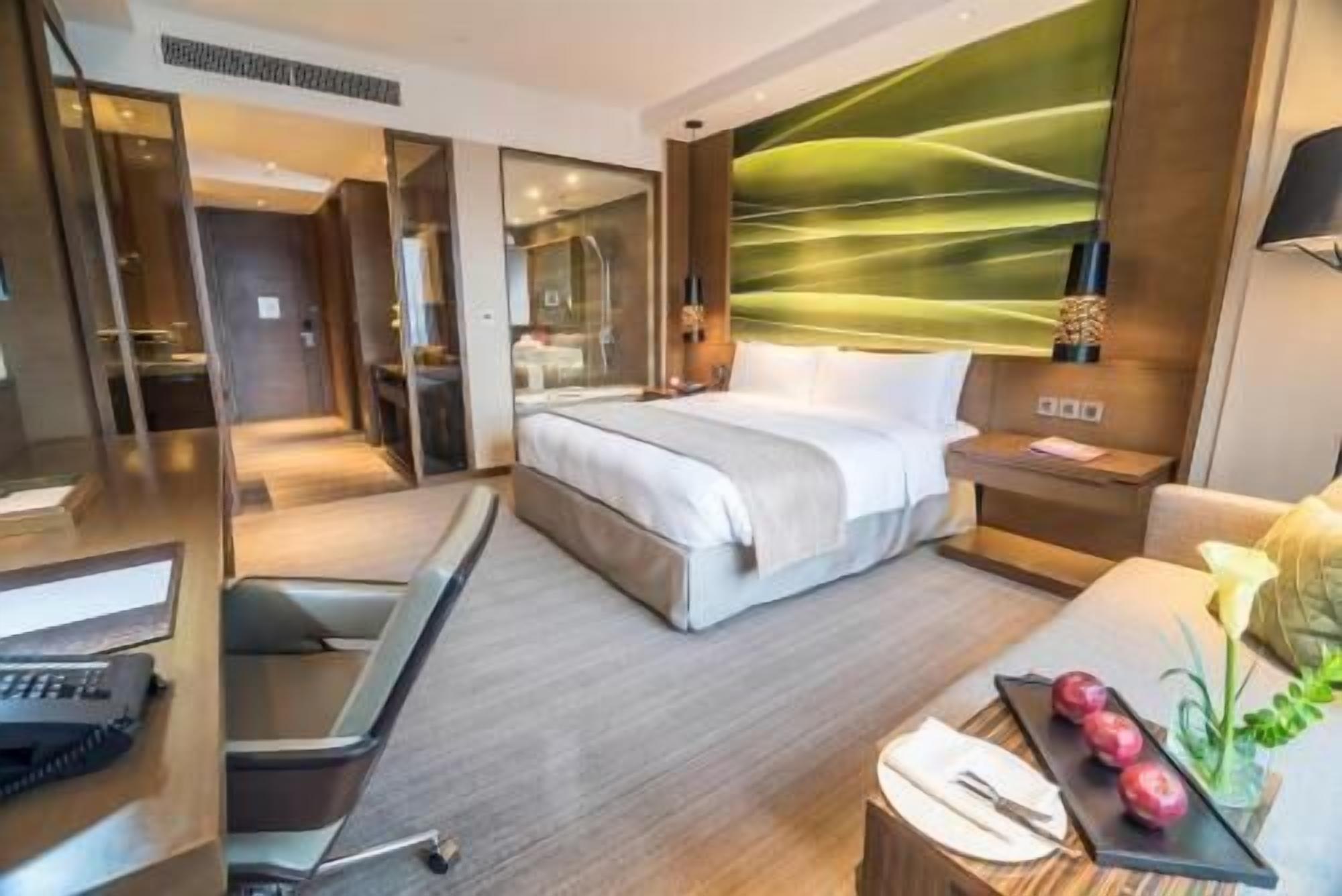 Minibar, coffres-forts dans les chambres, décoration personnalisée