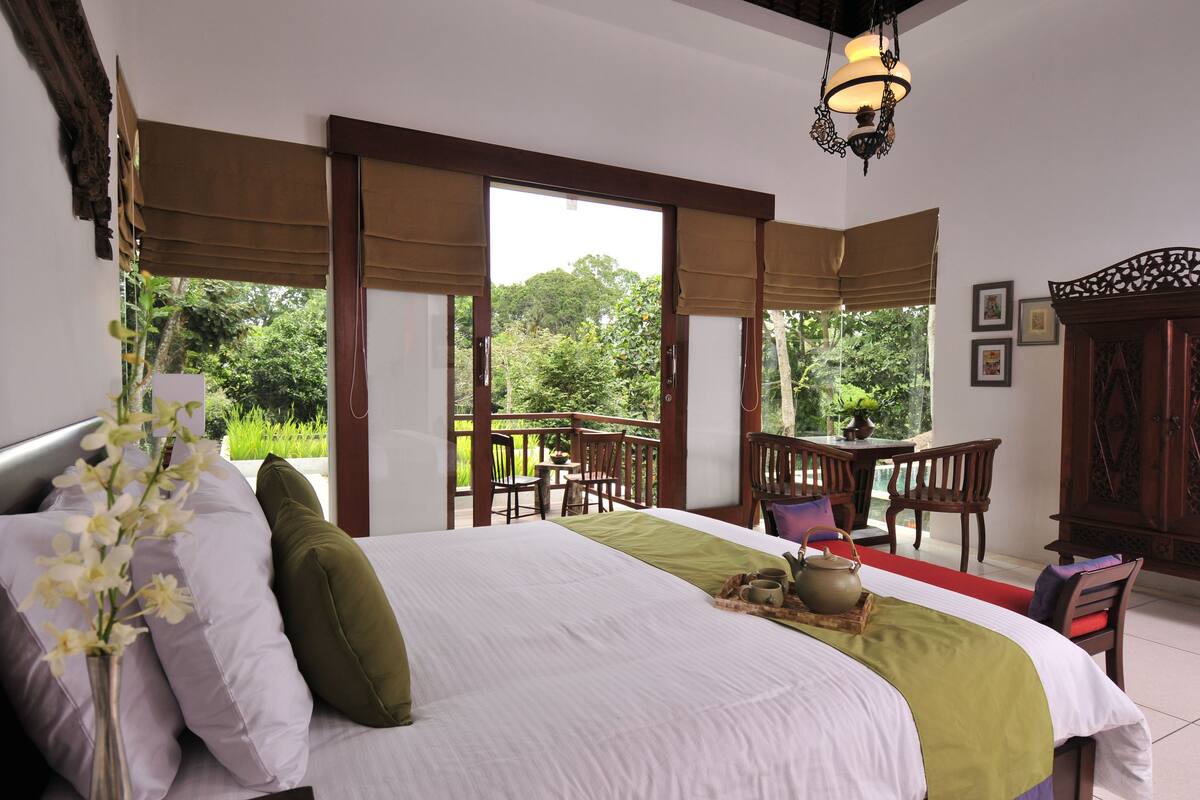 Deluxe Room, Pool View (Deluxe Pool View) | In-room safe, individually decorated, individually furnished, desk