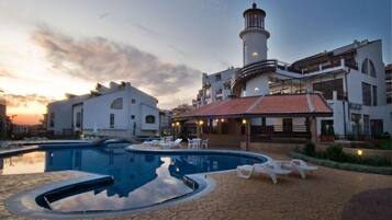 Seasonal outdoor pool, pool umbrellas, sun loungers