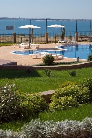 Seasonal outdoor pool, pool umbrellas, sun loungers - Aparthotel Lighthouse (Sveti Vlas)