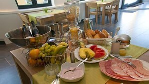 A breakfast buffet with various fruits, bread, and meats. - Gasthof Kapelhof (Erpe-Mere)