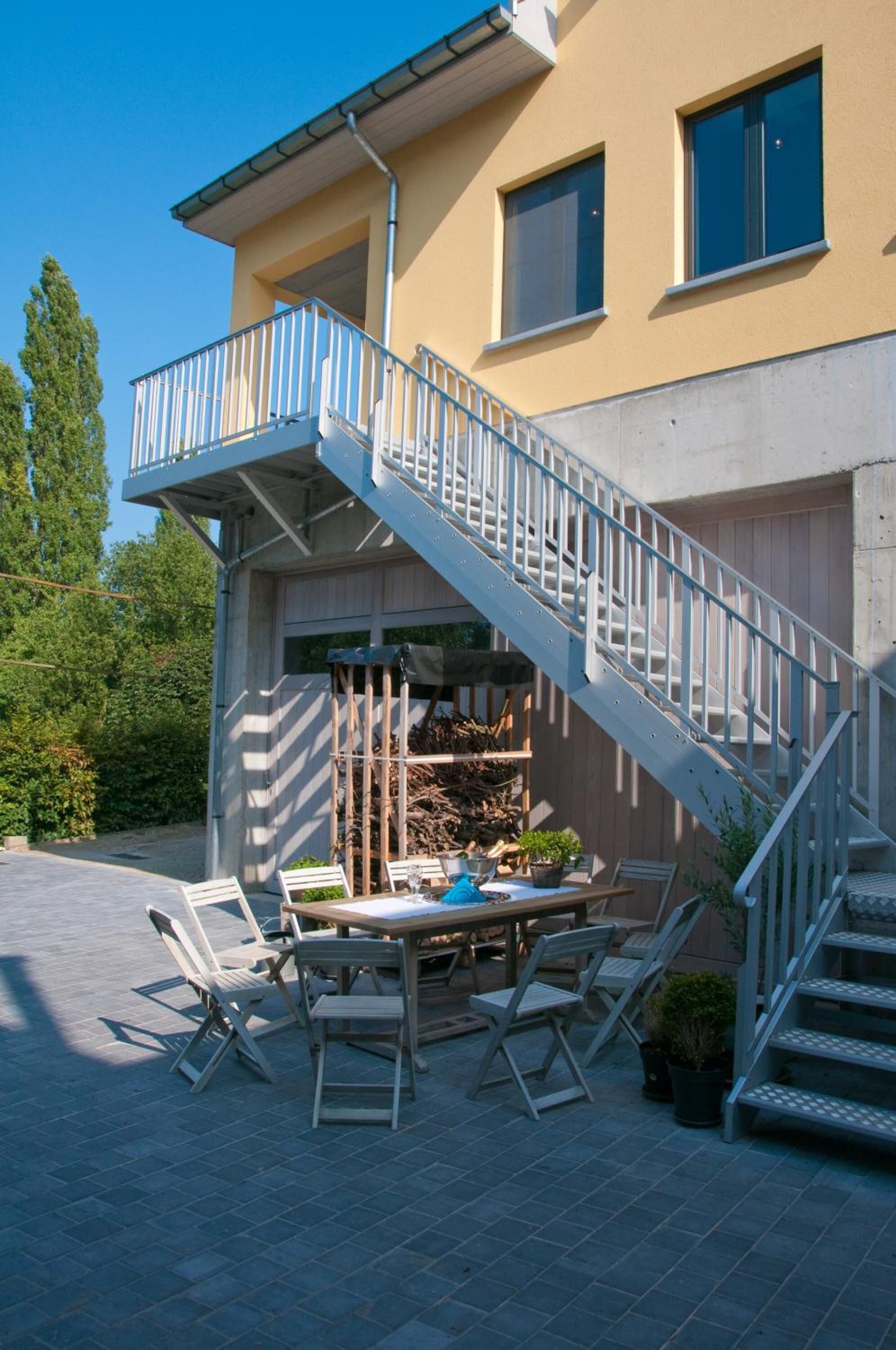 Un immeuble doté d’un balcon et d’un escalier menant à l’entrée.